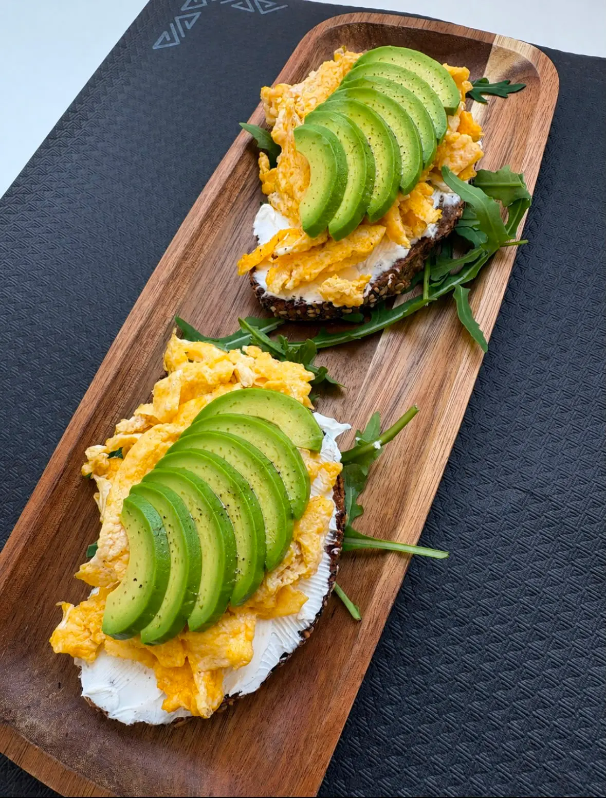 Brunch: Pan con queso fresco, huevos y aguacate