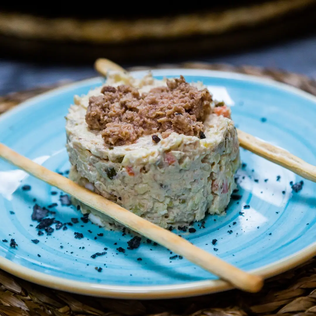 Ensaladilla Rusa / de merluza y gambas