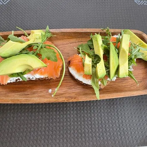 Brunch: Pan con queso fresco, salmón y aguacate
