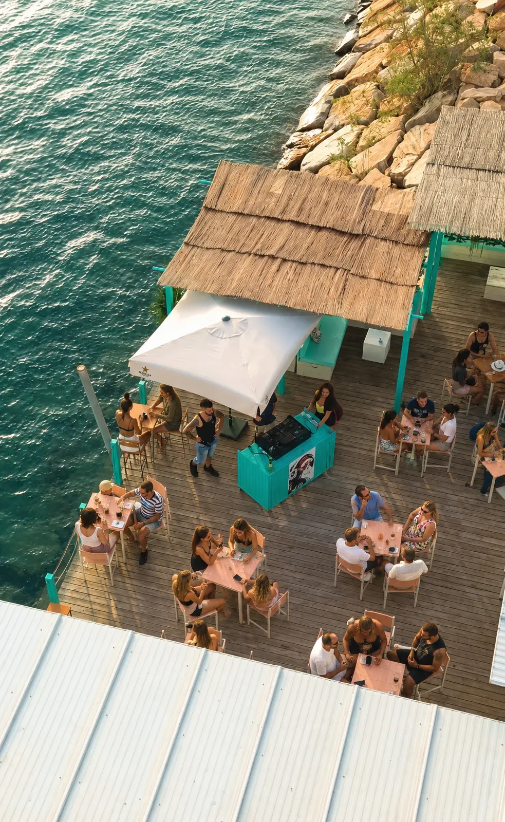 Vista aérea de la terraza y cabina del DJ en Sunset Mullins